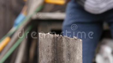 伐木工人用斧头砍柴，劈柴。 劈柴和砍柴。 慢动作